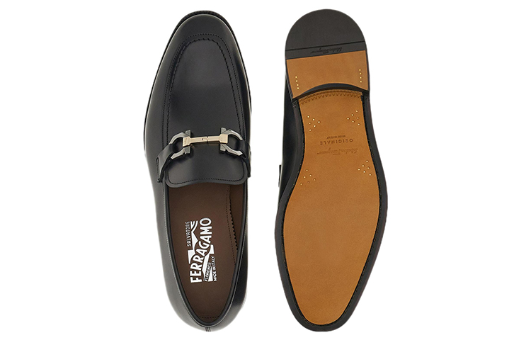 Purchase 菲拉格慕 Gancini 扣飾休閒莫卡辛鞋 黑色