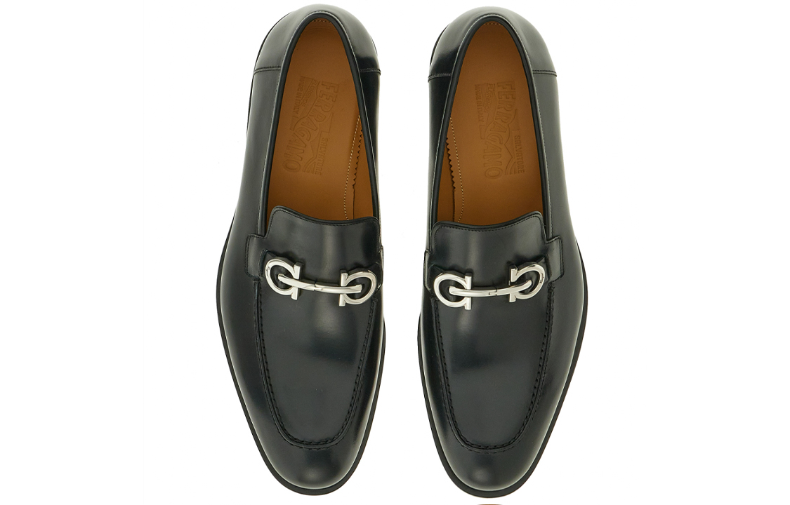 Shop FERRAGAMO Gustav Loafer 'Hitam' 021117-758312
