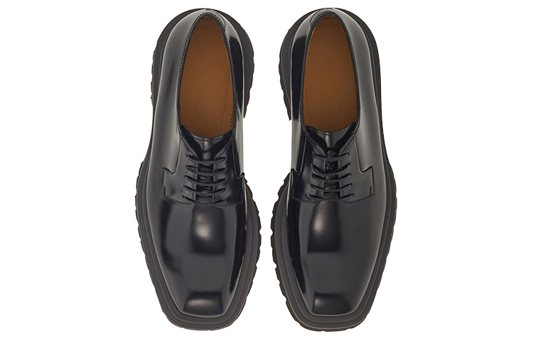 Lookbook FERRAGAMO Sepatu Kulit Tali Pria 'Hitam Square Toe' 021376-762539