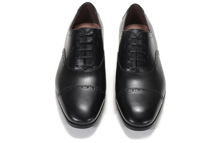 Shop FERRAGAMO 简约系带牛津鞋 ''黑色'' 02C397-735220