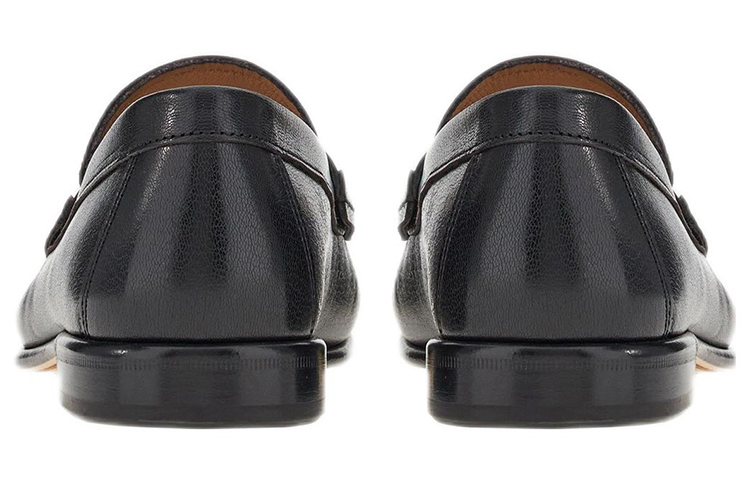 Shop FERRAGAMO菲拉格慕 Gancini 羊皮 粒面質感 休閒鞋 黑色