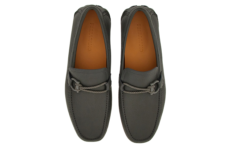Shop FERRAGAMO菲拉格慕 GANCINI錘紋 扣飾樂福鞋 男款 深灰色
