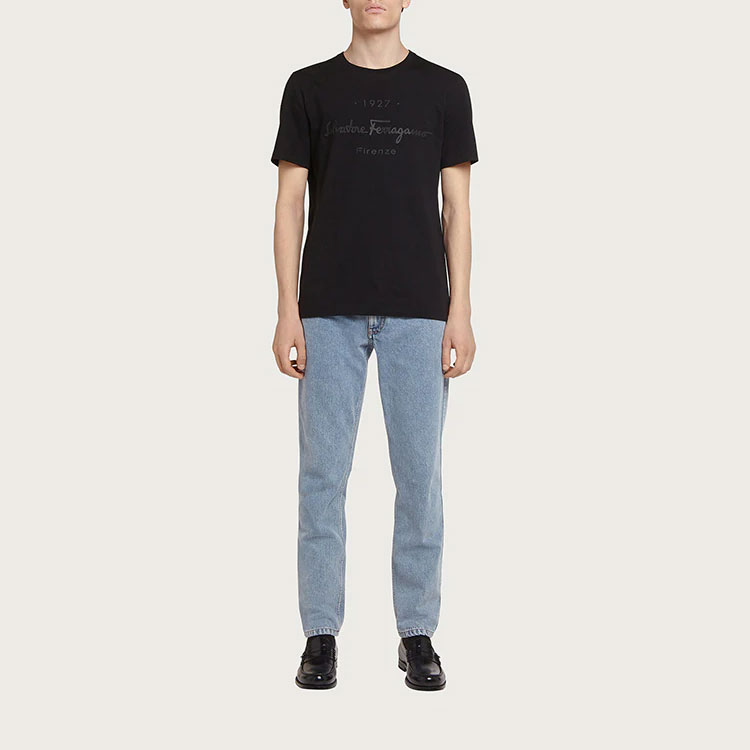 Lookbook FERRAGAMO SS22 黑色字母印花圆领T恤 120613734897