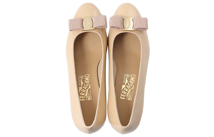 Order FERRAGAMO Escarpins à Talons Bas Vernis ''Noeud Abricot''. 017468-530039