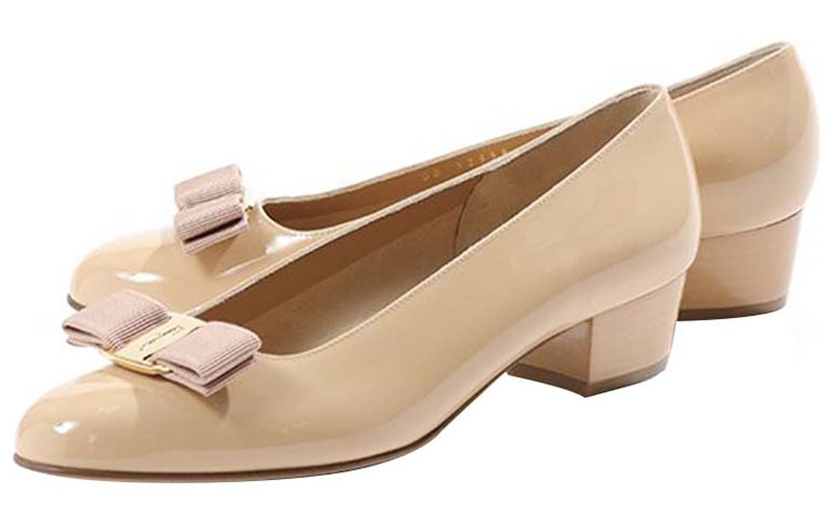 Lookbook FERRAGAMO Escarpins à Talons Bas Vernis ''Noeud Abricot''. 017468-530039