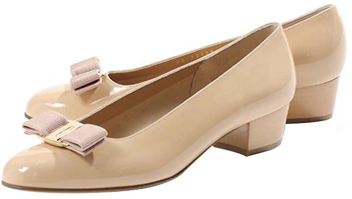 FERRAGAMO Escarpins à Talons Bas Vernis ''Noeud Abricot''. 017468-530039 Lookbook FERRAGAMO Escarpins à Talons Bas Vernis ''Noeud Abricot''. 017468-530039