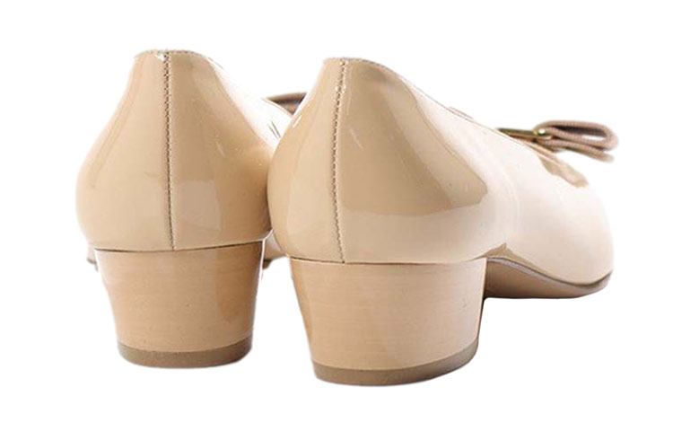 Shop FERRAGAMO Escarpins à Talons Bas Vernis ''Noeud Abricot''. 017468-530039