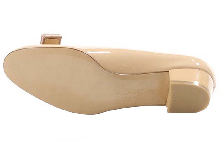 Purchase FERRAGAMO Escarpins à Talons Bas Vernis ''Noeud Abricot''. 017468-530039