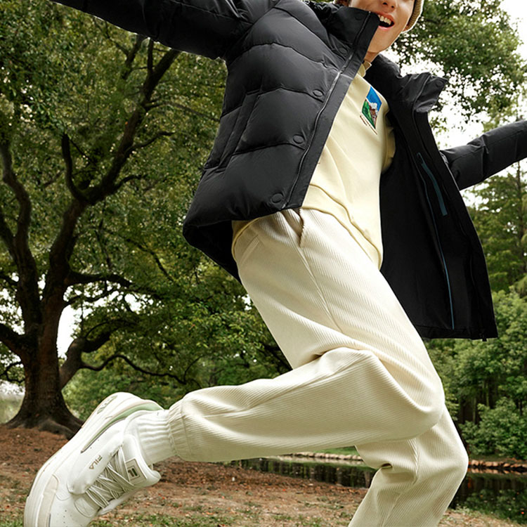 FILA  Black Down Jacket with Logo Embroidery Casual Style. F11M248906F-BK 圖 5