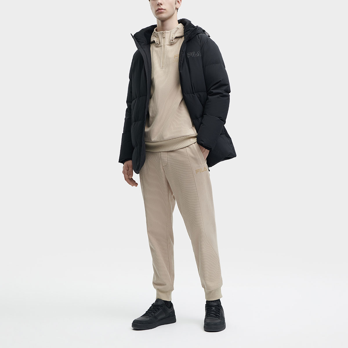 Sizing FILA 黑色標誌印花中長款連帽羽絨外套 F11M348909F-BK