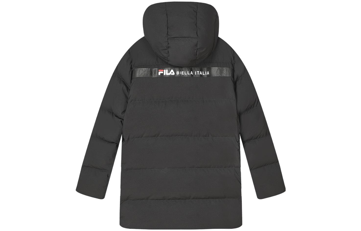 Lookbook FILA 黑色中長款連帽羽絨外套附商標印花。 F51M349904A-BK