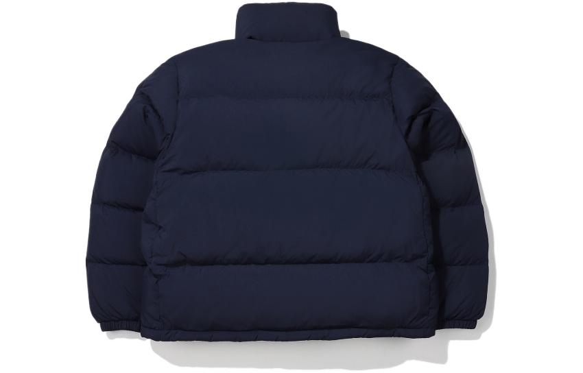 Lookbook FILA Jaket Puffer Biru dengan Bordir Logo dan Ritsleting FS2DJE4801X-INA