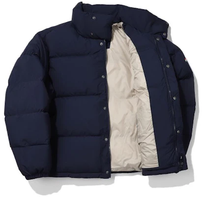 FILA Jaket Puffer Biru dengan Bordir Logo dan Ritsleting FS2DJE4801X-INA Shop FILA Jaket Puffer Biru dengan Bordir Logo dan Ritsleting FS2DJE4801X-INA