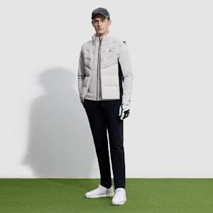 FILA Golf Jaket Puffer dengan Kerah Berdiri Warna Abu-Abu Monotone. A11M345909F-GY Shop FILA Golf Jaket Puffer dengan Kerah Berdiri Warna Abu-Abu Monotone. A11M345909F-GY