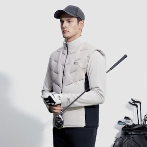 FILA Golf Jaket Puffer dengan Kerah Berdiri Warna Abu-Abu Monotone. A11M345909F-GY Sizing FILA Golf Jaket Puffer dengan Kerah Berdiri Warna Abu-Abu Monotone. A11M345909F-GY