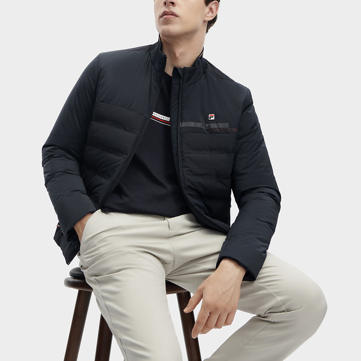 FILA  Lightweight Down Jacket with Logo Print Stand Collar in Legendary Blue. F11M341905R-NV 圖 6