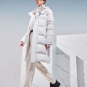FILA長版連帽羽絨外套冷石白配字母拉鍊 F51M349921A-WT Lookbook FILA長版連帽羽絨外套冷石白配字母拉鍊 F51M349921A-WT