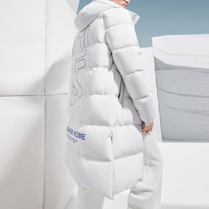 FILA長版連帽羽絨外套冷石白配字母拉鍊 F51M349921A-WT Shop FILA長版連帽羽絨外套冷石白配字母拉鍊 F51M349921A-WT