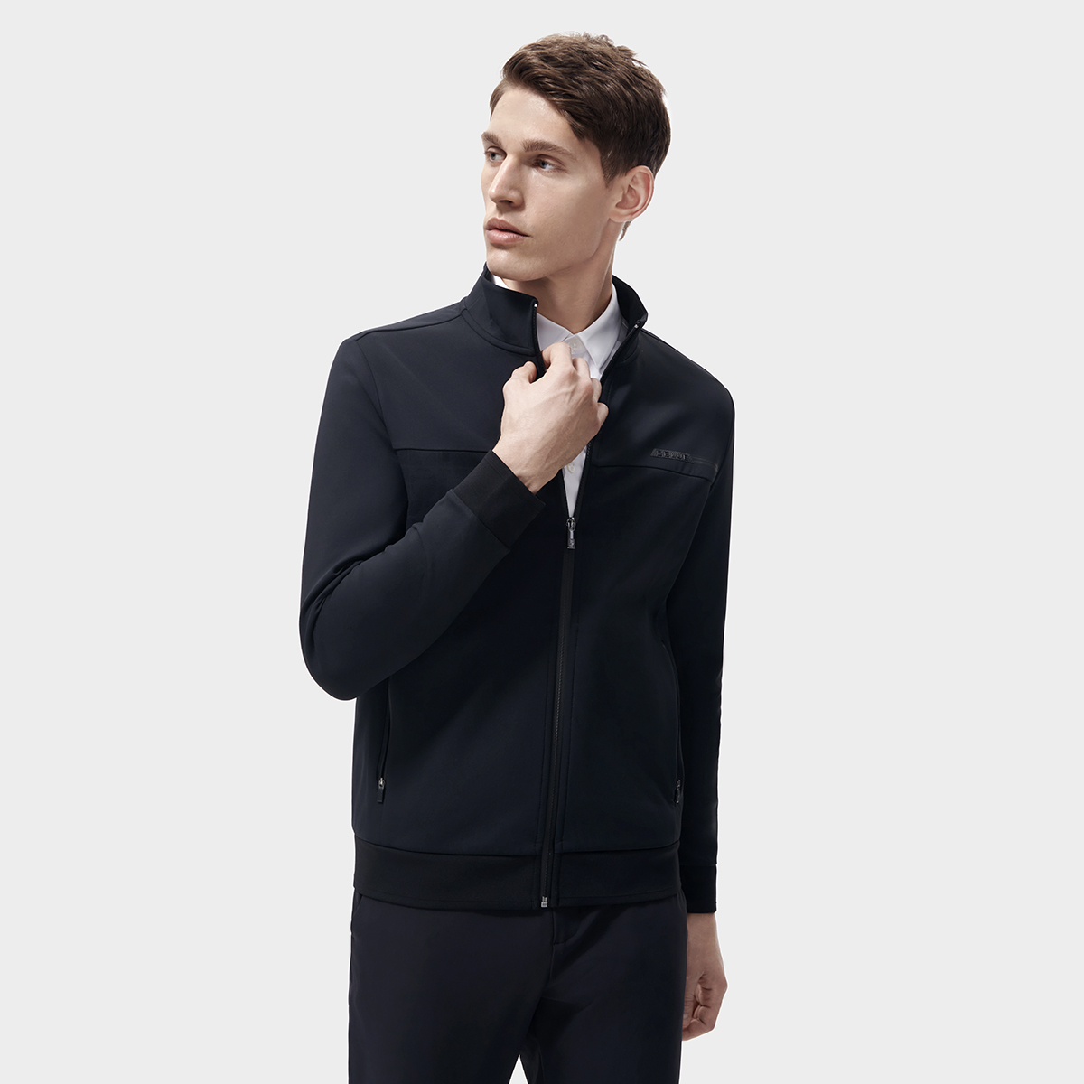 Sizing FILA ソリッドジップアップジャケット ブラック. F11M312501F-BK