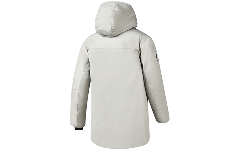 Lookbook FILA Jaket Puffer Panjang Abu-Abu Klasik dengan Logo Patch. A11M246910F-GY