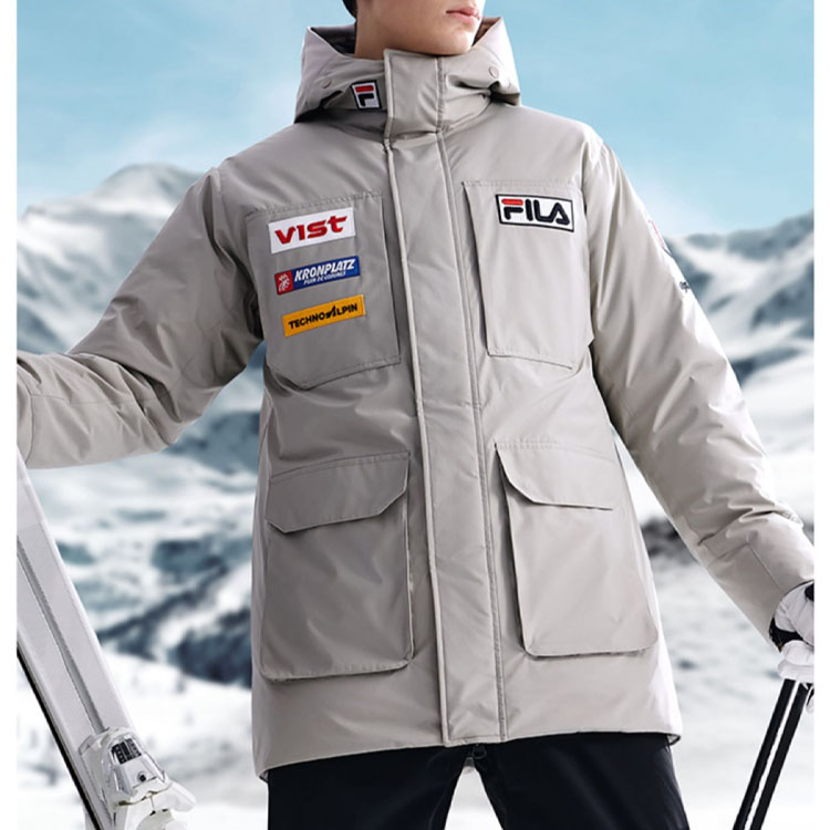 Shop FILA Jaket Puffer Panjang Abu-Abu Klasik dengan Logo Patch. A11M246910F-GY