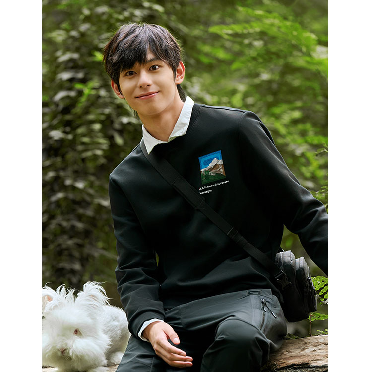 Shop FILA 基本款休閒黑色長袖套頭衫 F11M248212F-BK