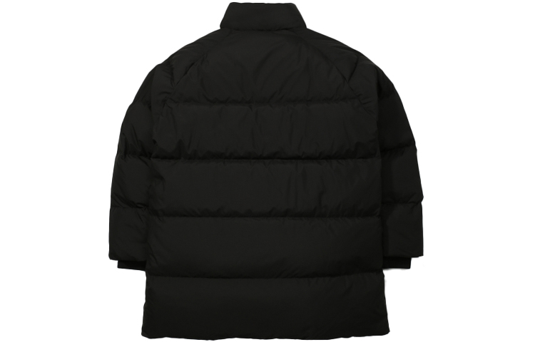 Lookbook FILA Jaket Puffer Hitam Panjang Sedang dengan Kerah Standar FS2DJD4102X-BLK