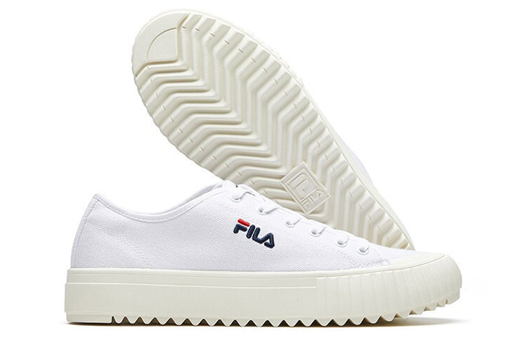 Shop FILA 帆布运动鞋 黑/白/红 F52M014404FWT