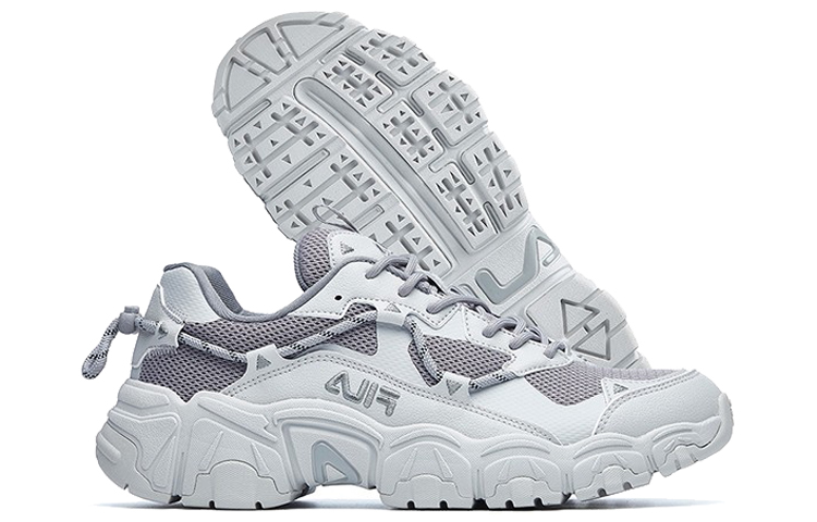 Shop FILA 猫爪运动休闲鞋 '灰色' F12M034129FAA