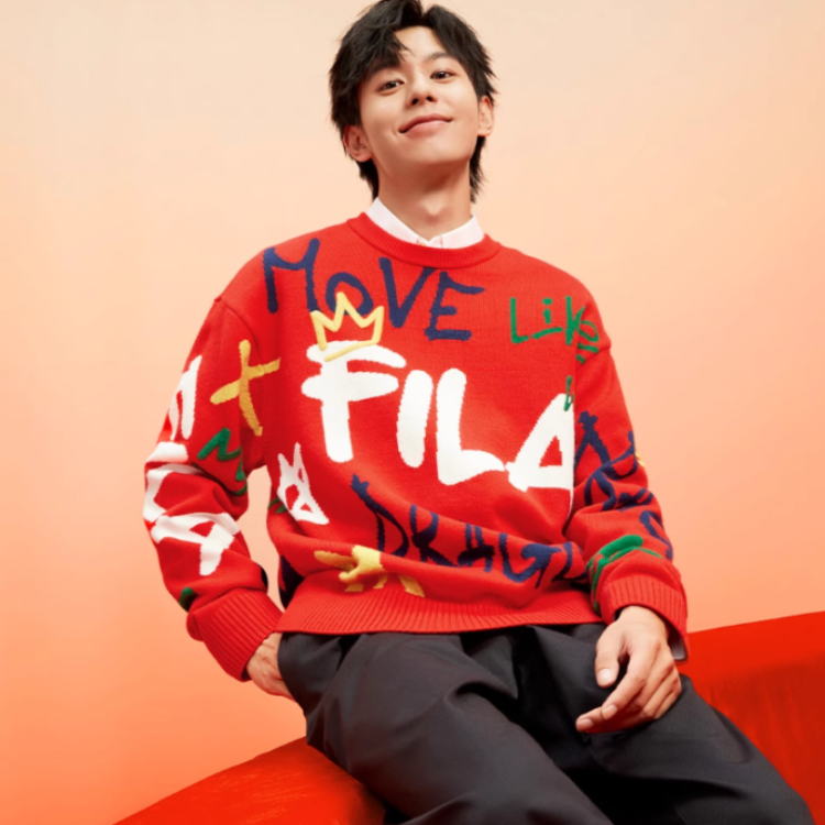 Shop FILA ドラゴンシリーズ ユニセックス ニットセーター 赤 - コーデ風手書きデザイン F11U419402F-RD