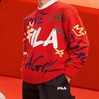 FILA Dragon Series Sweater Rajut Merah Unisex - Desain Tulisan Tangan Unik. F11U419402F-RD Sizing FILA Dragon Series Sweater Rajut Merah Unisex - Desain Tulisan Tangan Unik. F11U419402F-RD