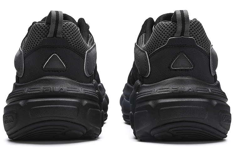 Shop FILA ETファッションスニーカー (ブラック) F12M312120FBF