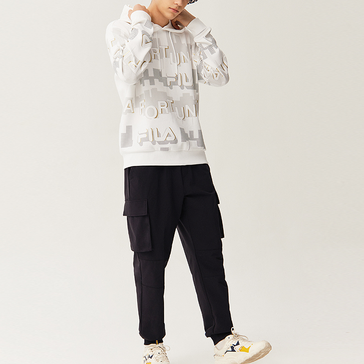 Shop FILA 全版印花休閒運動長袖衛衣 標準白色 F11M118250FWT
