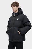 FILA Fusion Jaket Hitam Down - Stylish, Hangat, Hoodie Fit Santai. T11M345909F-BK Sizing FILA Fusion Jaket Hitam Down - Stylish, Hangat, Hoodie Fit Santai. T11M345909F-BK