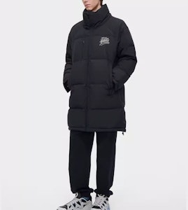 휠라 퓨전 블랙 후드 롱 다운 재킷 겨울 코트 패션 스타일. T11M342905F-BK Shop 휠라 퓨전 블랙 후드 롱 다운 재킷 겨울 코트 패션 스타일. T11M342905F-BK