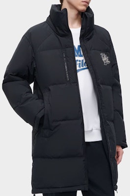 FILA FUSION 黑色長版羽絨連帽外套冬季時尚款式。 T11M342905F-BK Sizing FILA FUSION 黑色長版羽絨連帽外套冬季時尚款式。 T11M342905F-BK