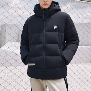 FILA FUSION Jaket Puffer Hitam Hoodie dengan Desain Resleting Huruf Z. T11M341903A-BK Lookbook FILA FUSION Jaket Puffer Hitam Hoodie dengan Desain Resleting Huruf Z. T11M341903A-BK