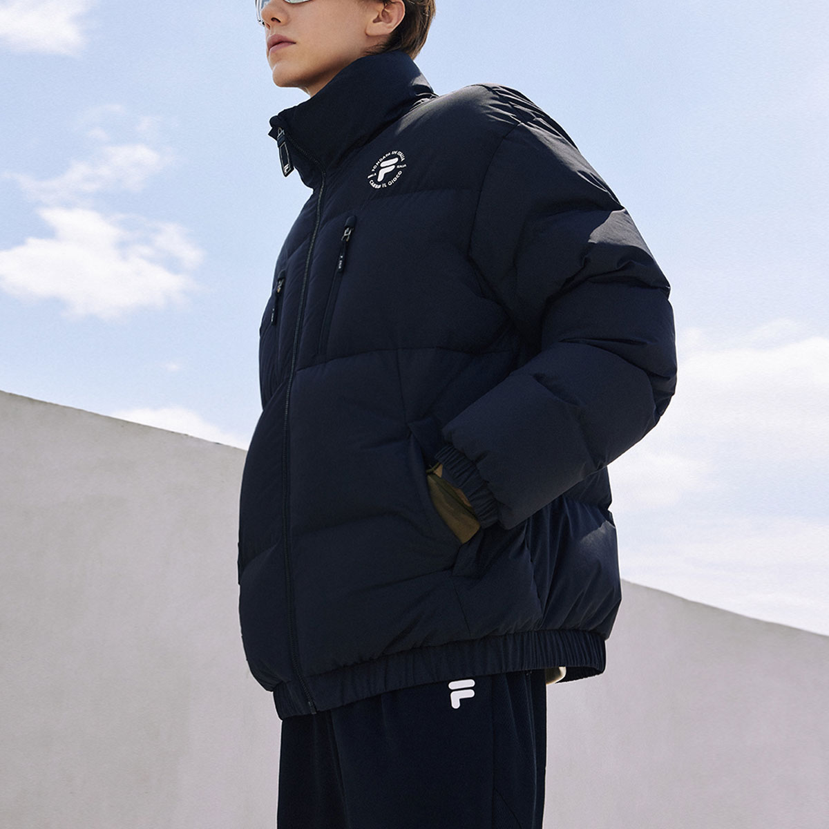 Sizing Chaqueta FILA Fusion Negra con Logo - Abrigo Casual y Cálido tipo Puffer. T11M345905A-BK