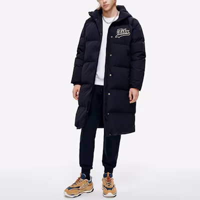 FILA Fusion Chaqueta Larga Negra con Logo - Elegante y Cálida. T11M242906F-BK Shop FILA Fusion Chaqueta Larga Negra con Logo - Elegante y Cálida. T11M242906F-BK