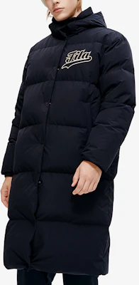 FILA Fusion Chaqueta Larga Negra con Logo - Elegante y Cálida. T11M242906F-BK Sizing FILA Fusion Chaqueta Larga Negra con Logo - Elegante y Cálida. T11M242906F-BK