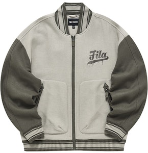 FILA FUSION ルーズフィット ストライプ ベースボールジャケット カーキグレー T11M242702F-GY Order FILA FUSION ルーズフィット ストライプ ベースボールジャケット カーキグレー T11M242702F-GY