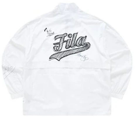 FILA FUSION Jaket Baseball Seri Putih Loose Fit dengan Cetak Huruf T11M322702F-WT Lookbook FILA FUSION Jaket Baseball Seri Putih Loose Fit dengan Cetak Huruf T11M322702F-WT