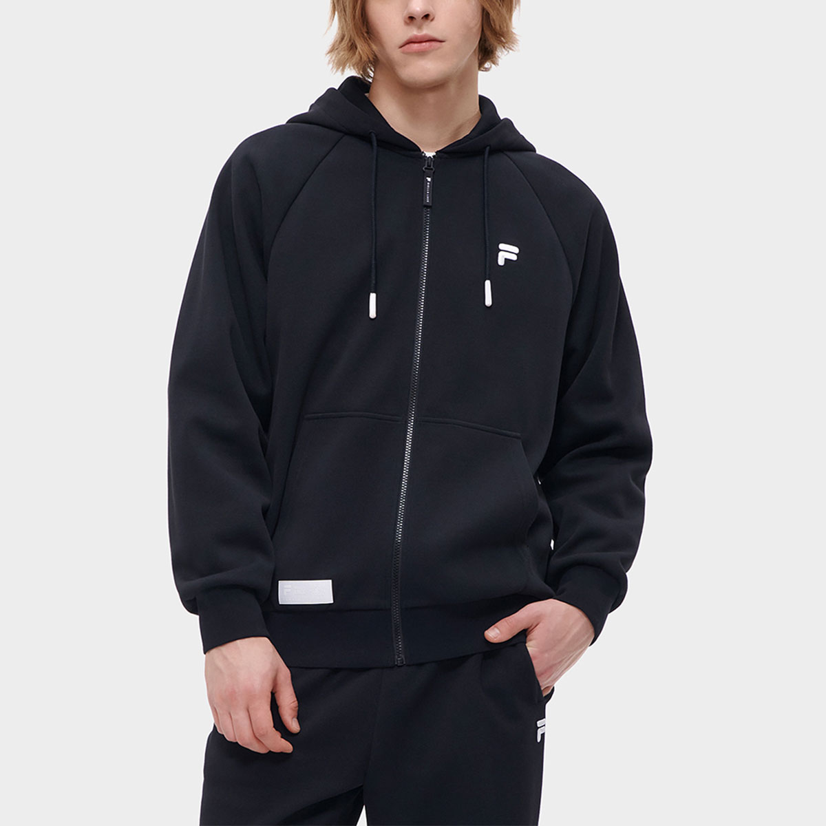 Shop FILA Fusion 黑色標誌連帽針織外套 T11M335501F-BK