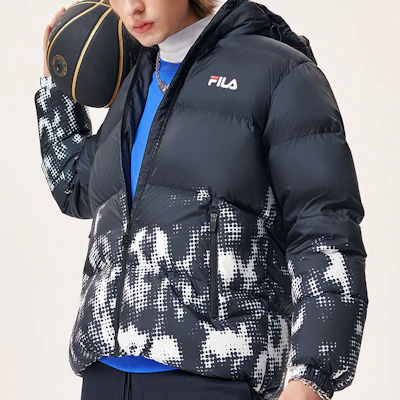 FILA Fusion黑色印花羽绒夹克篮球风休闲外套. T11M145902F-BK Sizing FILA Fusion黑色印花羽绒夹克篮球风休闲外套. T11M145902F-BK
