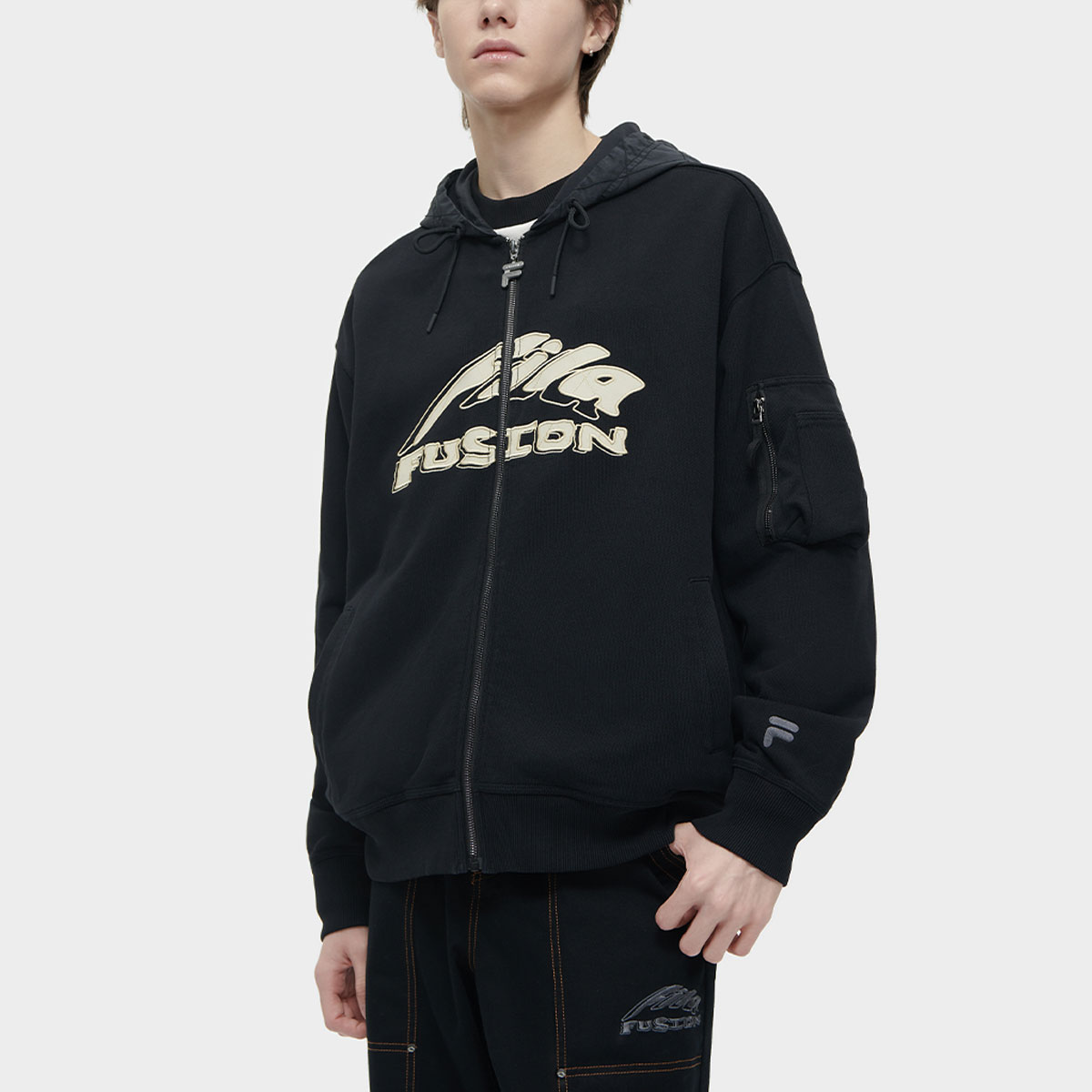 Shop FILA Fusion 字母標誌印花拼色連帽針織外套 黑色 男女通用 T11U413504F-BK