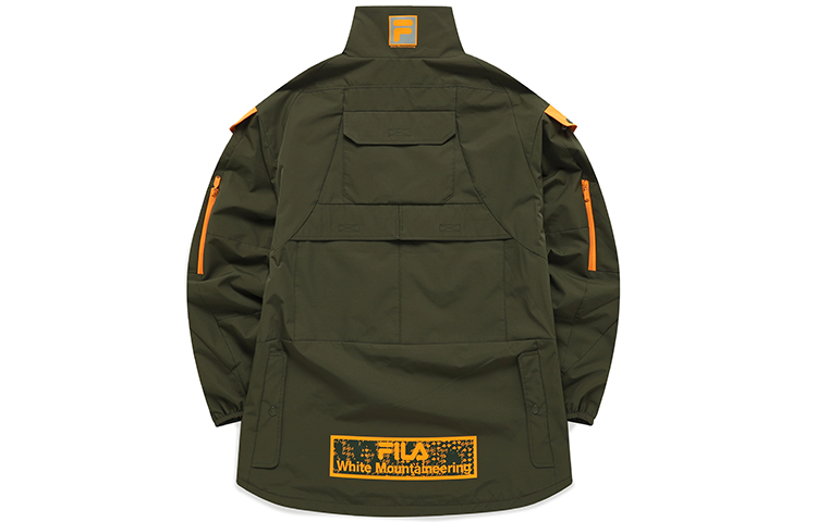 Lookbook 휠라 퓨전 x 화이트 마운티니어링 다크그린 로고 아웃도어 재킷. T11M147703F-GN