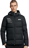FILA オリジナル ウィンターパファージャケット ブラック ロゴプリント付きフード. F11M149901F-BK Shop FILA オリジナル ウィンターパファージャケット ブラック ロゴプリント付きフード. F11M149901F-BK