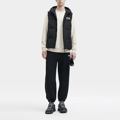 FILA ORIGINALE Chaleco Acolchado con Capucha y Logo Negro Estilo Casual. F11M349908FBK Sizing FILA ORIGINALE Chaleco Acolchado con Capucha y Logo Negro Estilo Casual. F11M349908FBK
