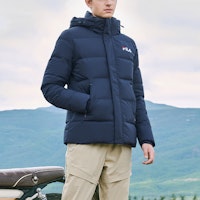 FILA ORIGINALE Jaket Hoodie Down Biru Tua Kasual Olahraga. F51M348909A-NV Lookbook FILA ORIGINALE Jaket Hoodie Down Biru Tua Kasual Olahraga. F51M348909A-NV