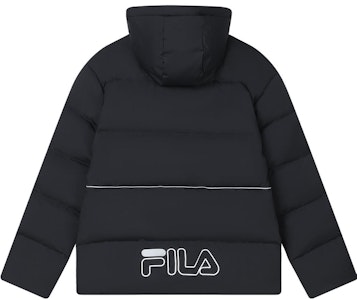 FILA ORIGINALE Jaket Puff Bersalut Hooded Oversized Kasual Unisex Legend Blue F11U349914F-NV Lookbook FILA ORIGINALE Jaket Puff Bersalut Hooded Oversized Kasual Unisex Legend Blue F11U349914F-NV